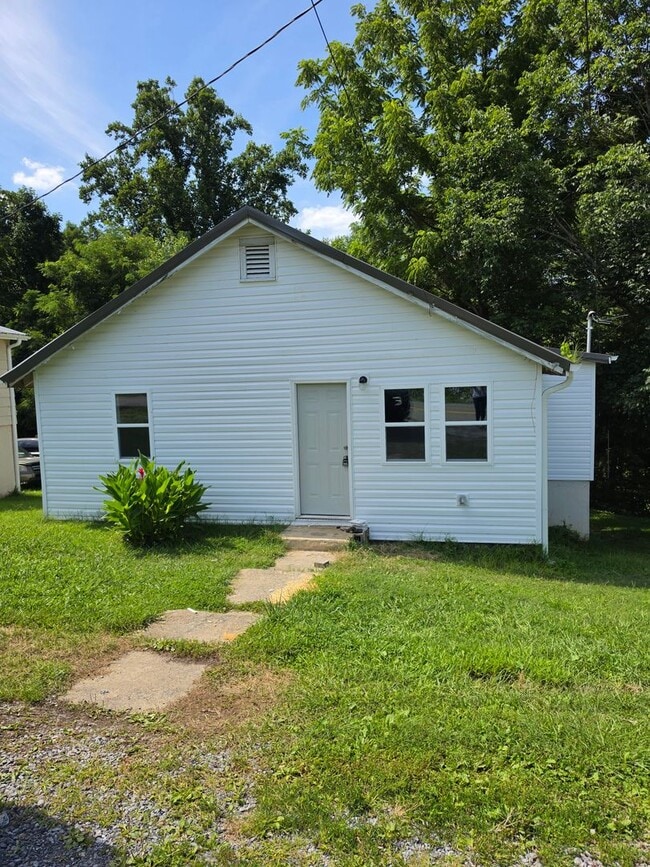 Building Photo - 1752 Granby Rd