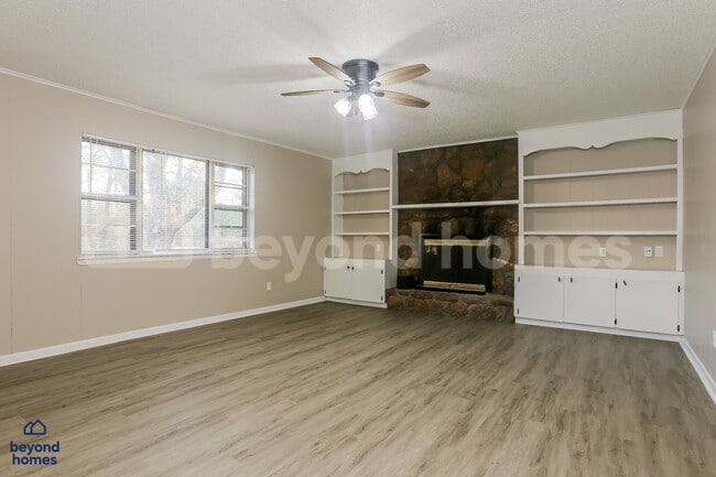 Building Photo - Your Dream Family House with 4 Bed and 2 Full Bath is Ready for Move-In!