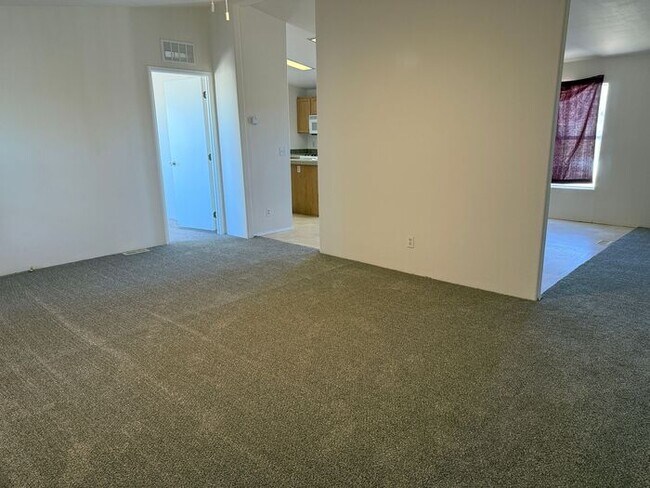 Foto del edificio - New Year Special! 50% Off First Month's Rent!