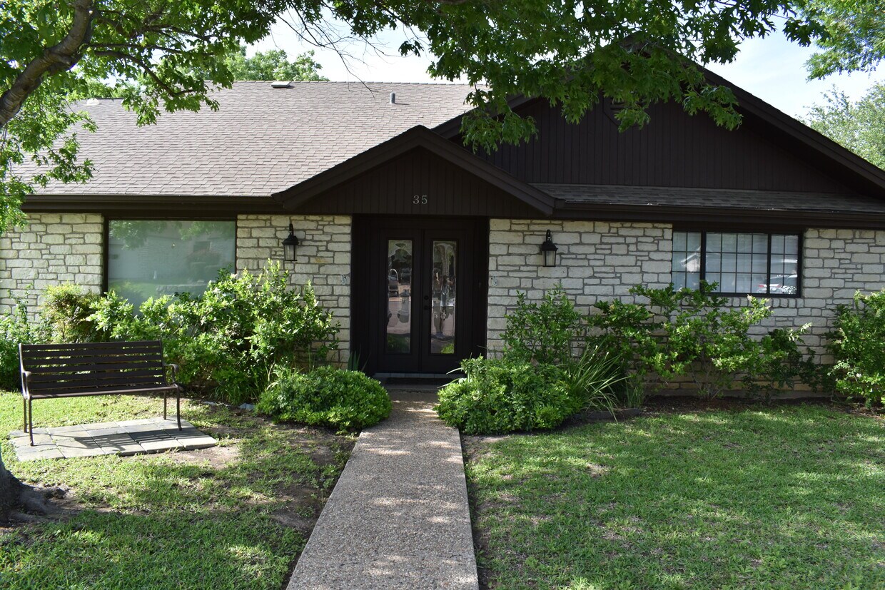 35 Fairway Ln, Meadowlakes, TX 78654