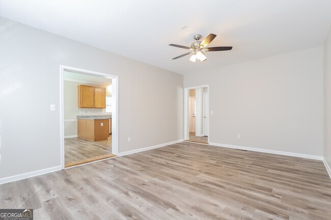 Building Photo - 5330 Mercedes Dr