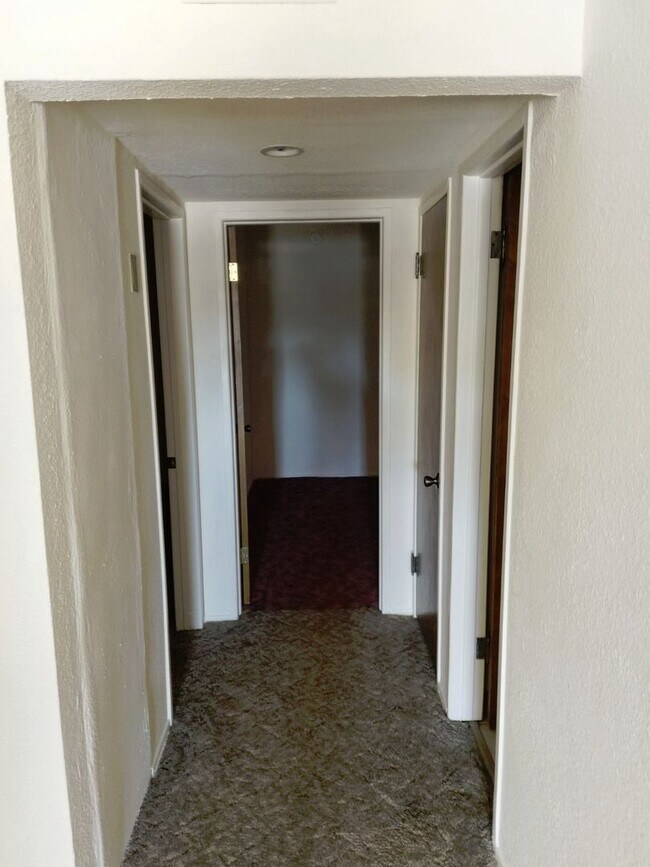 Building Photo - 2 bed 1 bath Duplex