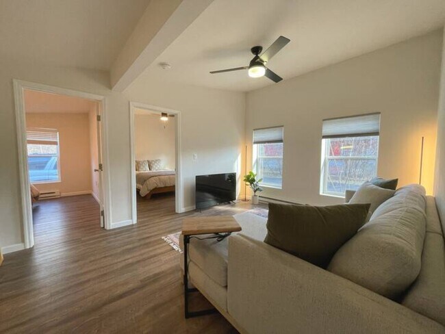 Building Photo - 100 Miller St Triplex