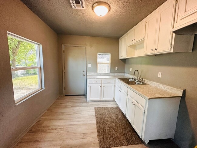 Building Photo - Charming 3 Bed home for lease!