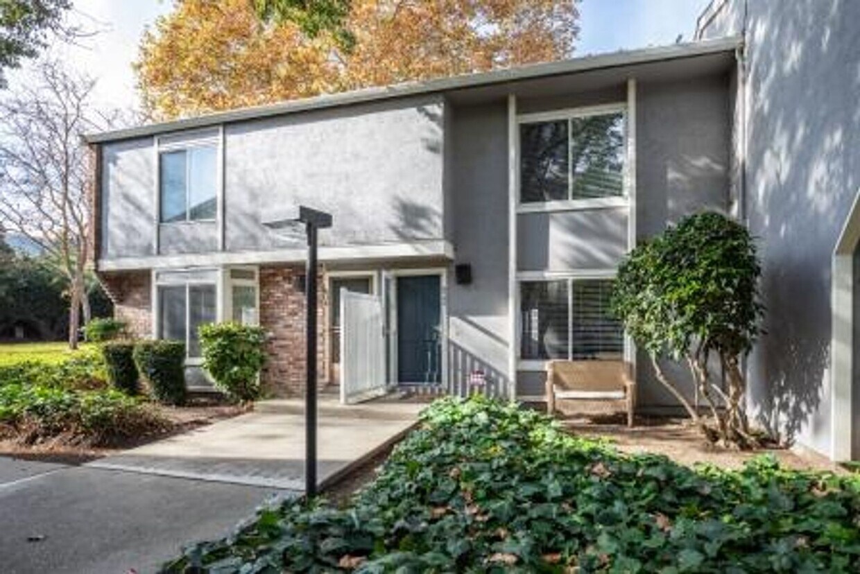 Foto principal - Lovely 2 Bedroom Condo in Danville