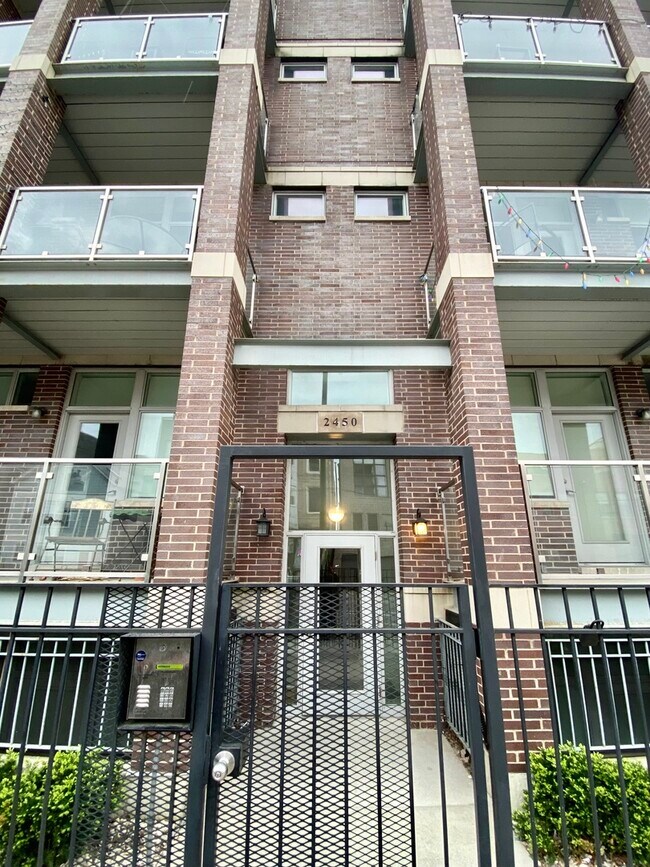 Building Photo - 2450 N Clybourn Ave