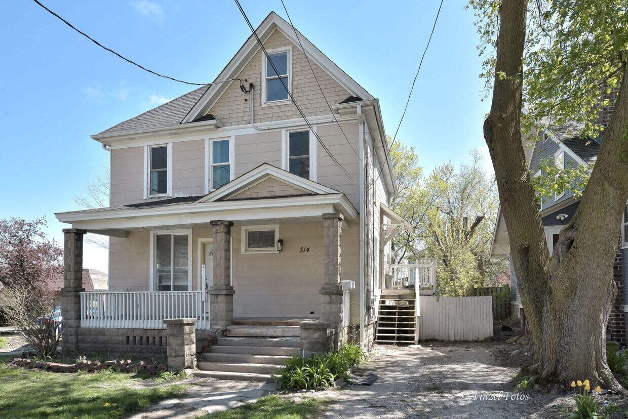 314 N Tryon St Unit 2, Woodstock, IL 60098 Room for Rent in Woodstock