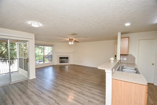 Foto del edificio - 8051 Bay Branch Dr
