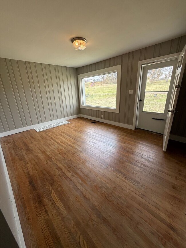 Building Photo - ***COMING SOON*** Charming 3 Bedroom 1 Bath home convenient to Middlebrook Pike in the West View ...