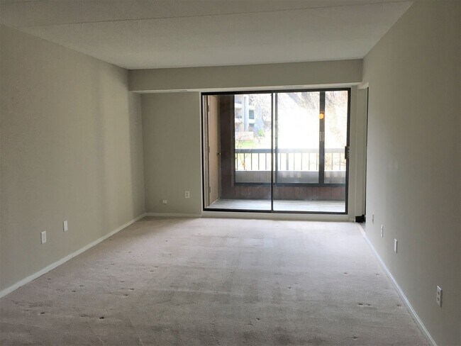 Foto del edificio - Quaint 1 BR Condo in Columbia with Sunroom!