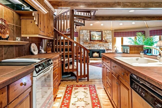 Building Photo - Classic Vail Retreat with 2 Kitchens, Loft Office, and 2-Car Garage