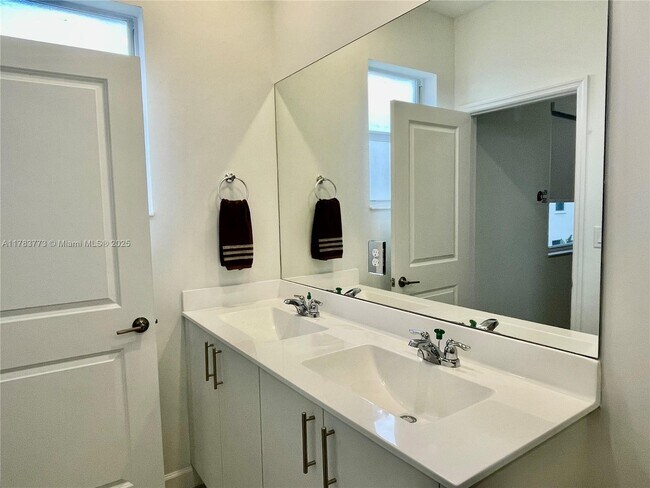 Building Photo - $2,350