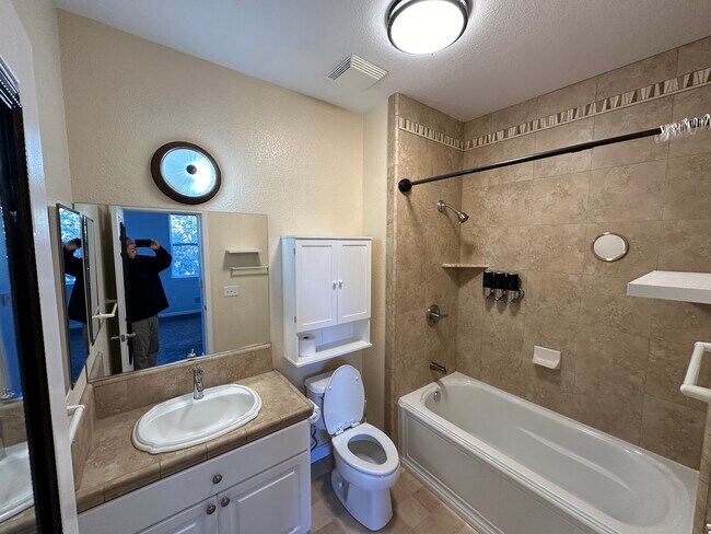 Building Photo - 516 Martha St