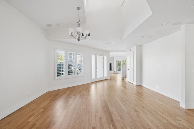 Building Photo - 721 Marigold Ave
