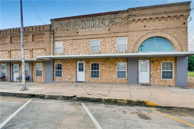 Building Photo - 108 E Davilla St