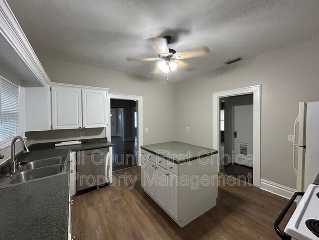 Building Photo - 307 2nd Ave SW