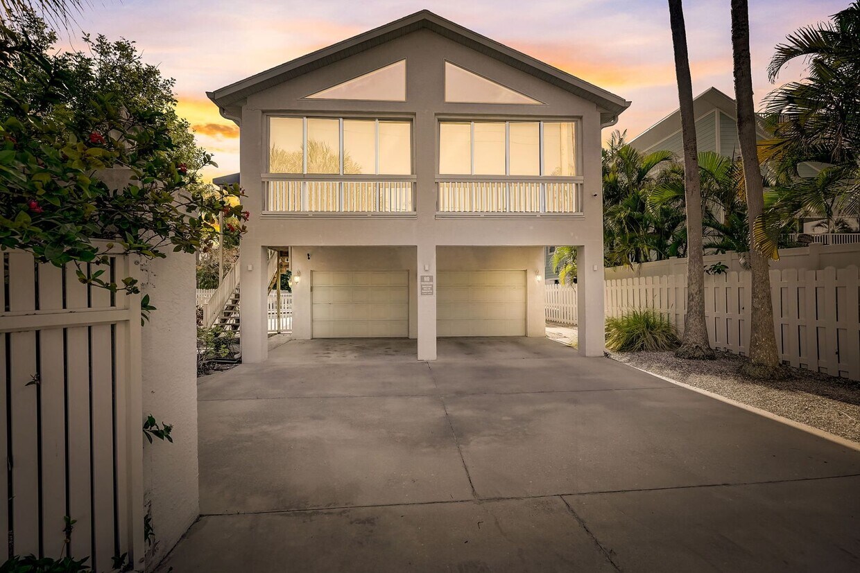 Foto principal - Steps to One of the Finest Beaches – Spaci...