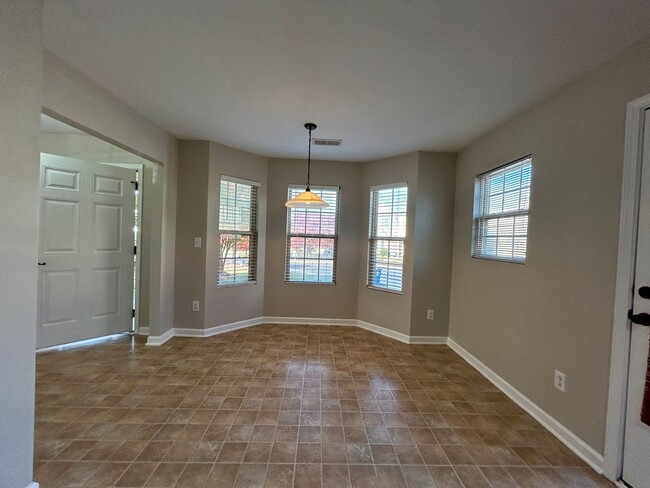 Foto del edificio - 3BR/2.5BA End Unit Townhome in Vernon Farm...