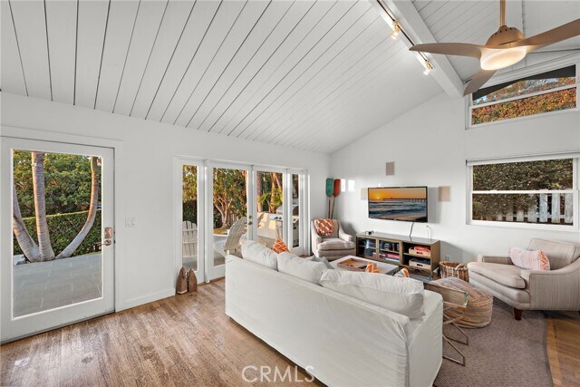 Foto del edificio - 595 Bluebird Canyon Dr