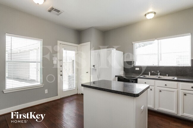 Foto del edificio - 419 Laurel Sage Dr