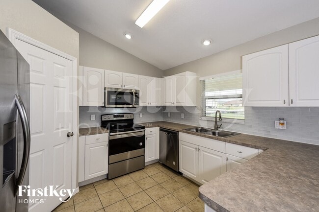 Building Photo - 817 NE 9th St