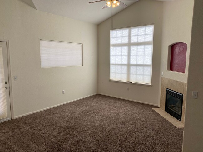 Building Photo - Terrific top floor condo in the lovely Cre...