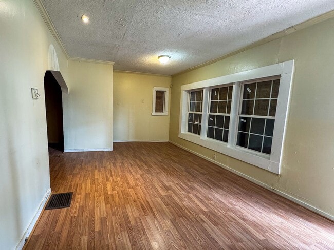 Building Photo - 3 Bedroom / 1 bath home, move in Ready!