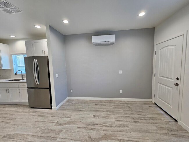 Building Photo - Beautiful Studio in Orange