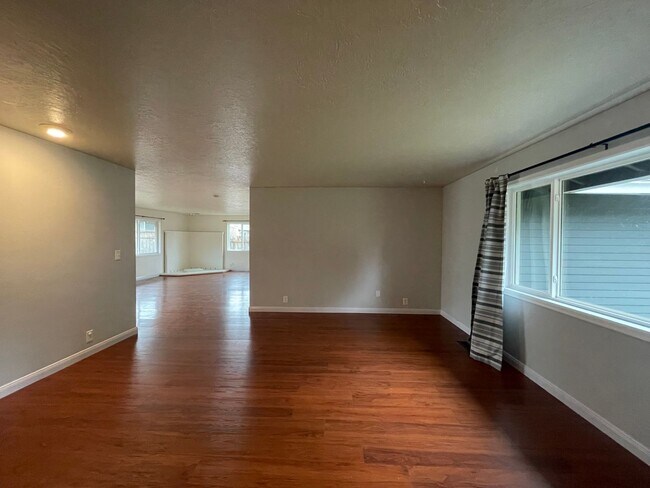 Building Photo - 3 Bed 2.5 Bath SE PDX Ranch House - Level ...