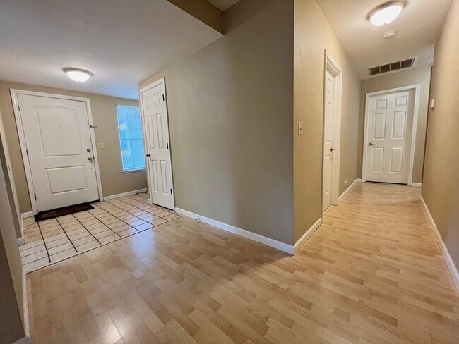 Building Photo - Beautiful 3 bedroom home in great location!