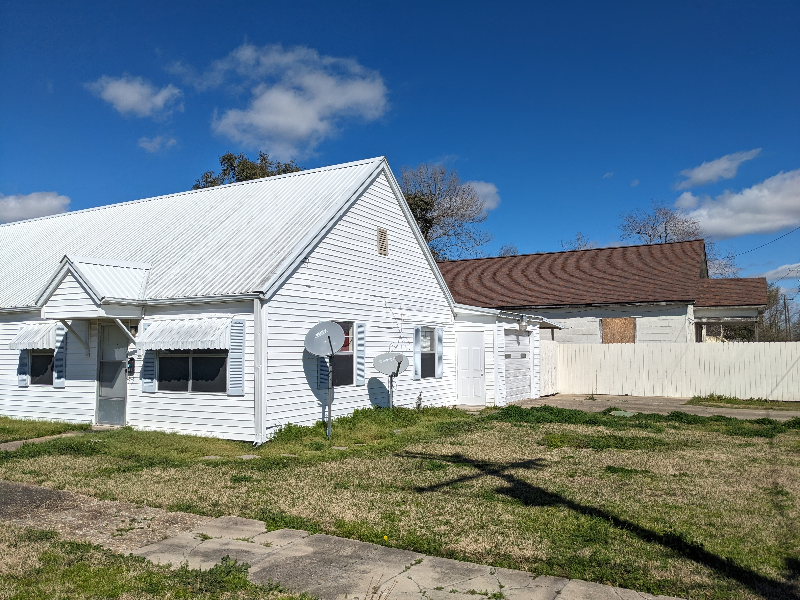Primary Photo - 104 N Ave J