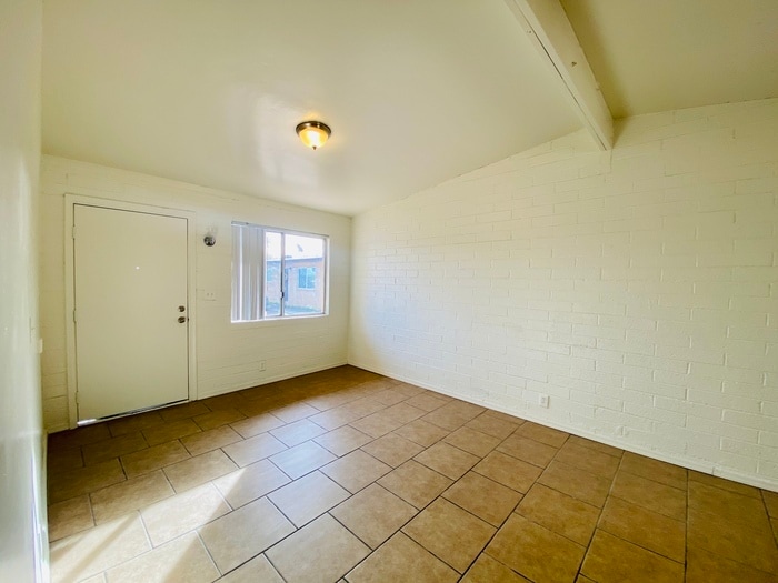 1st Floor Corner 1 Bedroom Home with Backy... - 1st Floor Corner 1 Bedroom Home with Backy...