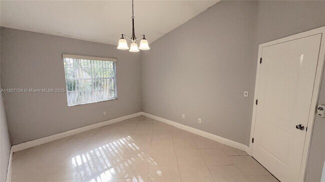 Foto del edificio - 2881 N Oakland Forest Dr