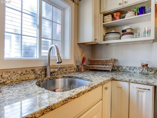 Building Photo - Great 2 Bed 2 Ba bungalow located in the P...