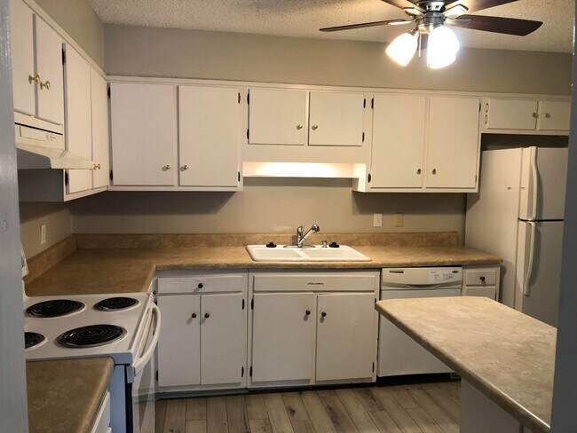 Foto del edificio - 559 Winding Creek Rd