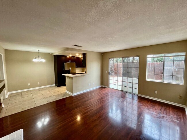 Building Photo - Beautiful 2B 2.5BA Townhouse in El Cajon
