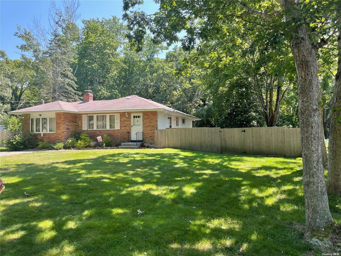 424 Rowlinson Dr, Shirley, NY 11967 House Rental in Shirley, NY