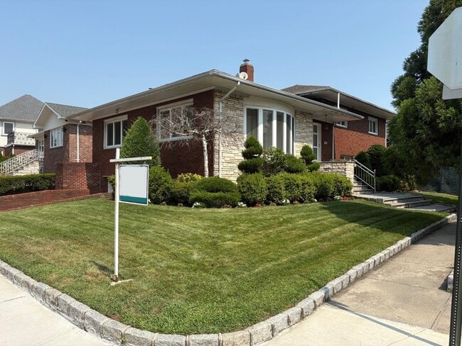 Building Photo - 88-05 65th Dr