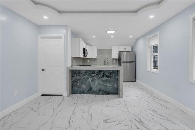 Building Photo - 458 High St