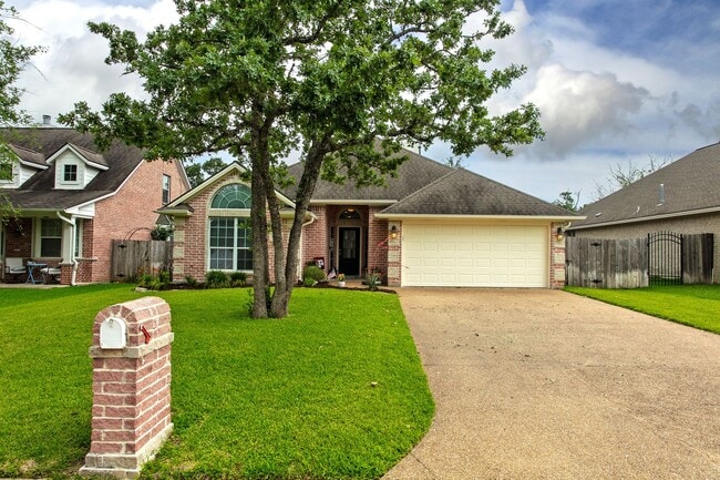 Building Photo - 3 bedroom, 2 bathroom home in the Castlega...