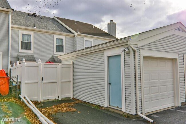 Building Photo - 3 br, 2.5 bath Townhome - 1257 Forest Rd