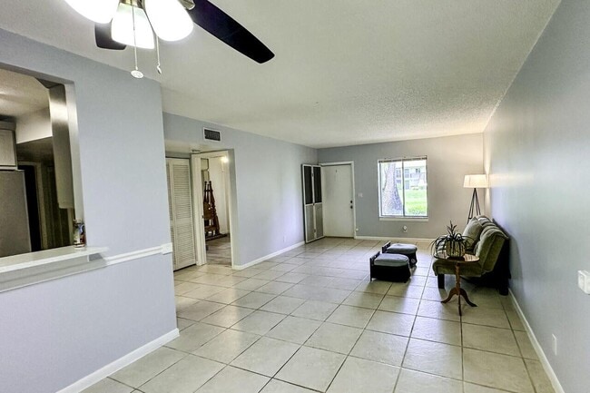 Building Photo - 6299 Chasewood Dr