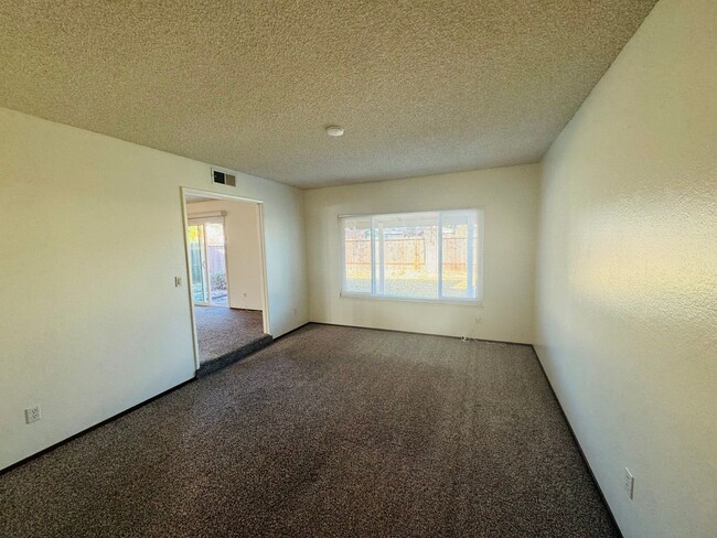 Building Photo - Location, Location  -  3 Bedroom, 2 Bath H...