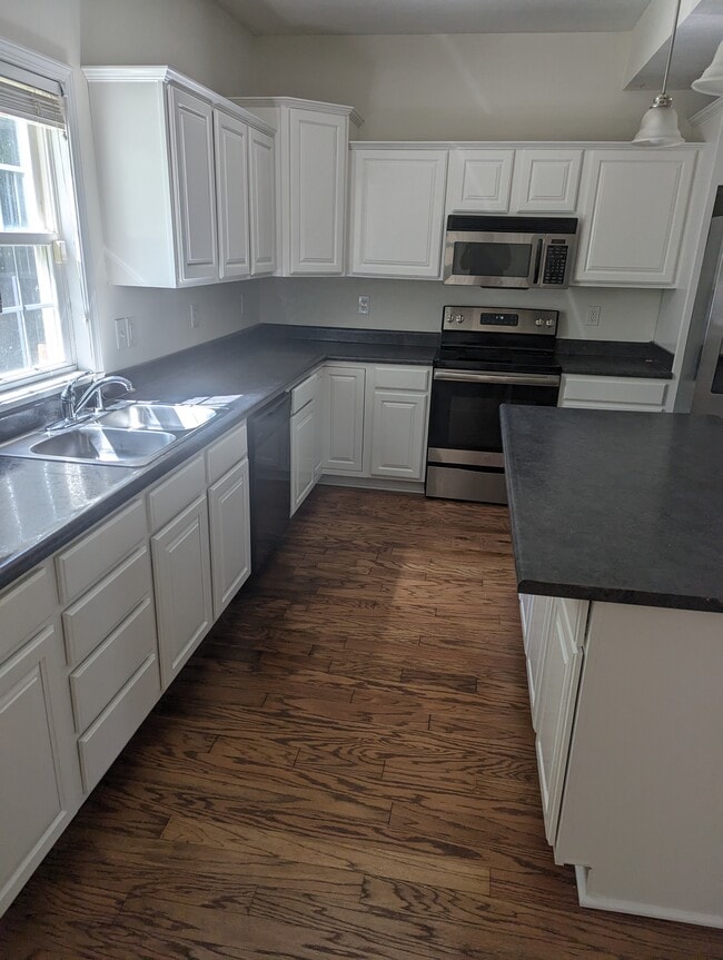 Building Photo - 403 W 49th St