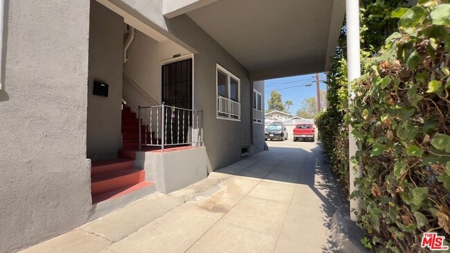 Foto del edificio - 1532 Rosalia Rd