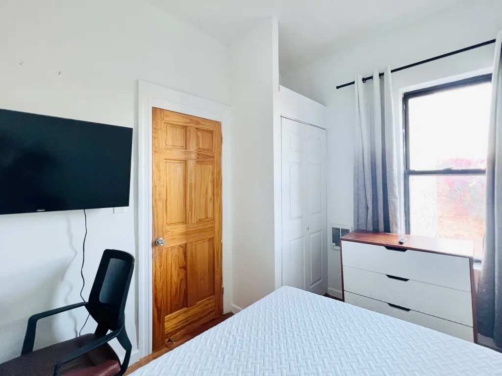 Foto del edificio - Furnished room/NOT APARTMENT