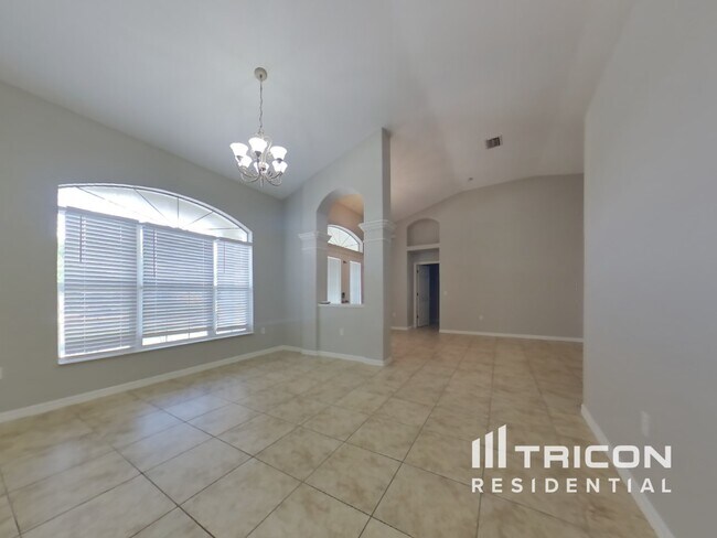Foto del edificio - 12229 Helios Ave