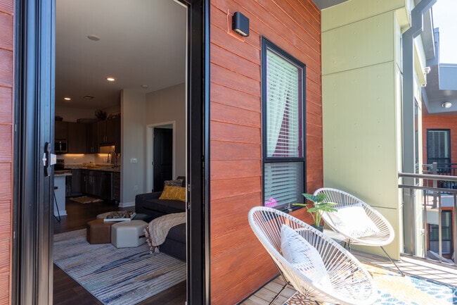 2BR,2BA,-The New Hampshire - Constitution