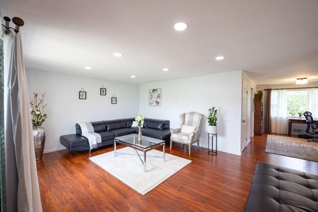 Building Photo - Amazing 3 Bedroom and 2 Full Bath Home For Rent in Greece Available Now.