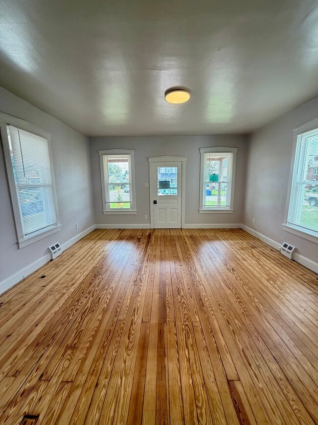 Building Photo - 37 N Kinzer Rd